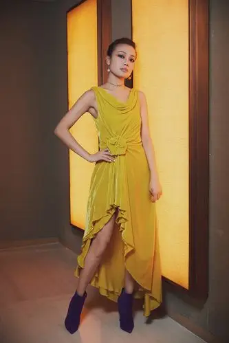 姜黄色的容祖儿反解冬日穿搭 首唱《重生》治愈挑剔耳朵