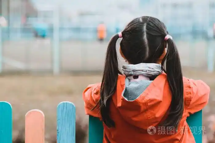 小女孩从后面的特写镜头