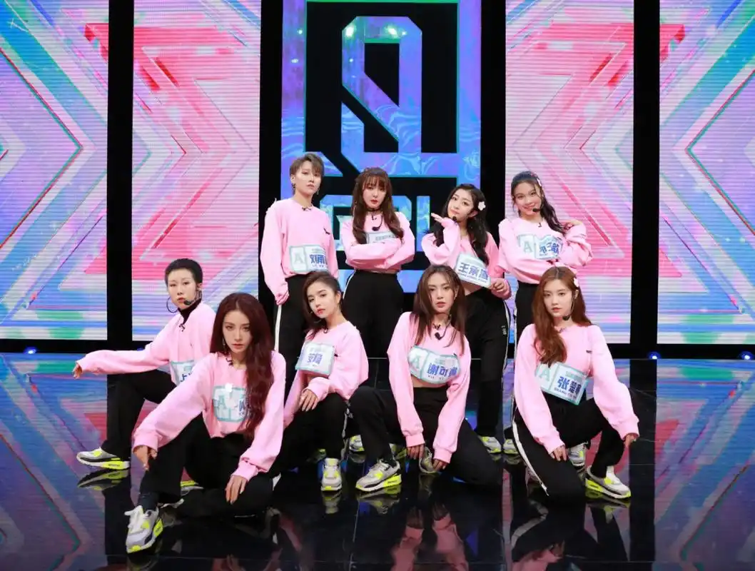 青春有你2选手a-f班班级大合影来了,大家第一眼看到了谁谁更显眼?