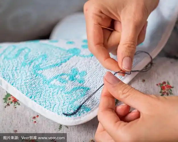 缝纫女工缝衣服