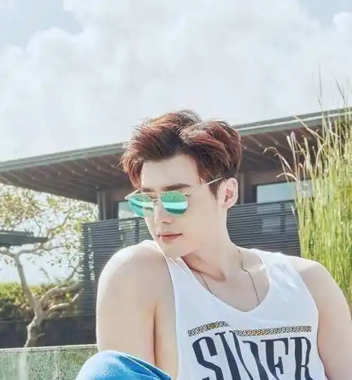 "花美男"李钟硕,肌肉身材帅气逼人,健身的人魅力十足_明星_工作_建议