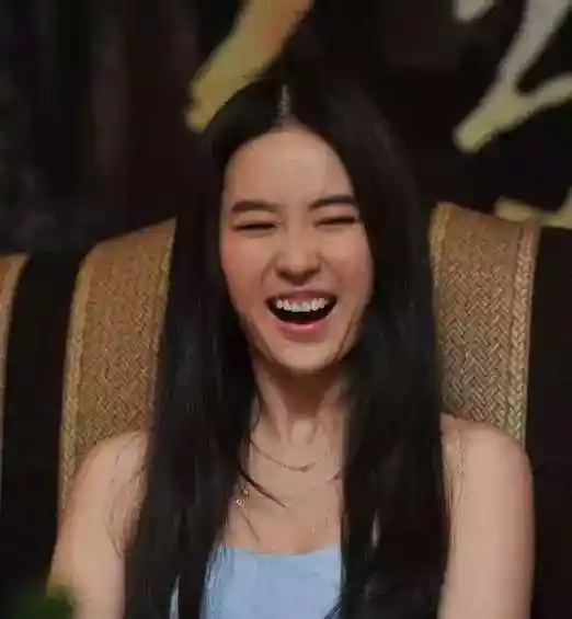 明星笑起来:刘亦菲嘴巴怪怪的,冯小刚不堪入目,王俊凯虎牙可爱