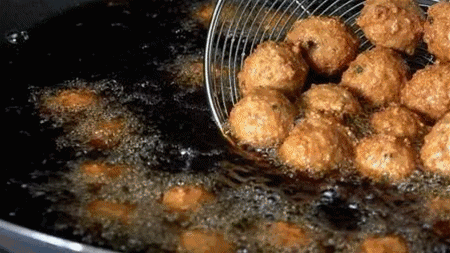 过年要过油,过油要炸果子,炸酥菜,炸丸子,炸焦叶子,这些都齐活了,才