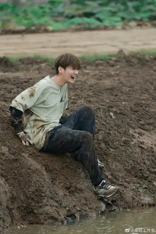 鹿晗五哈泥坑花絮照##鹿晗泥坑拔河袜子也丢了