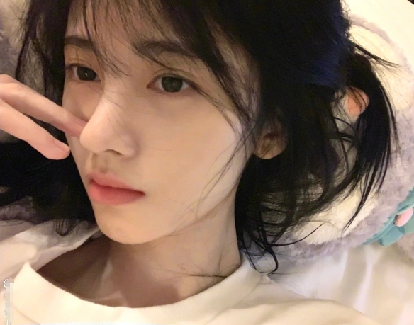 鞠婧祎是有多自信下班后晒素颜照不涂口红出镜如同换脸