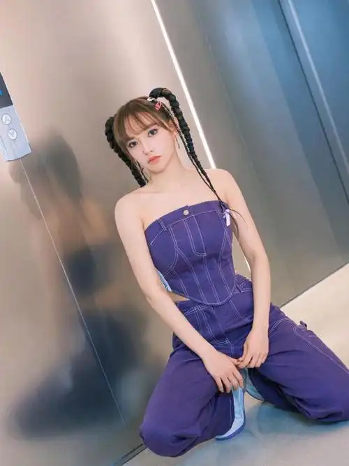一身紫色牛仔抹胸套装,这样的程潇可爱又迷人