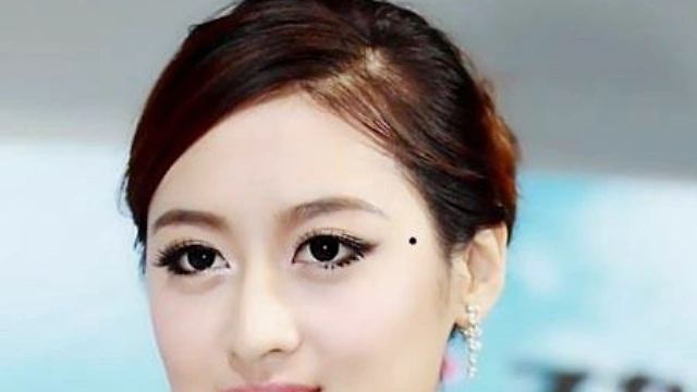 女人脸上克夫的三颗痣打光棍也不要