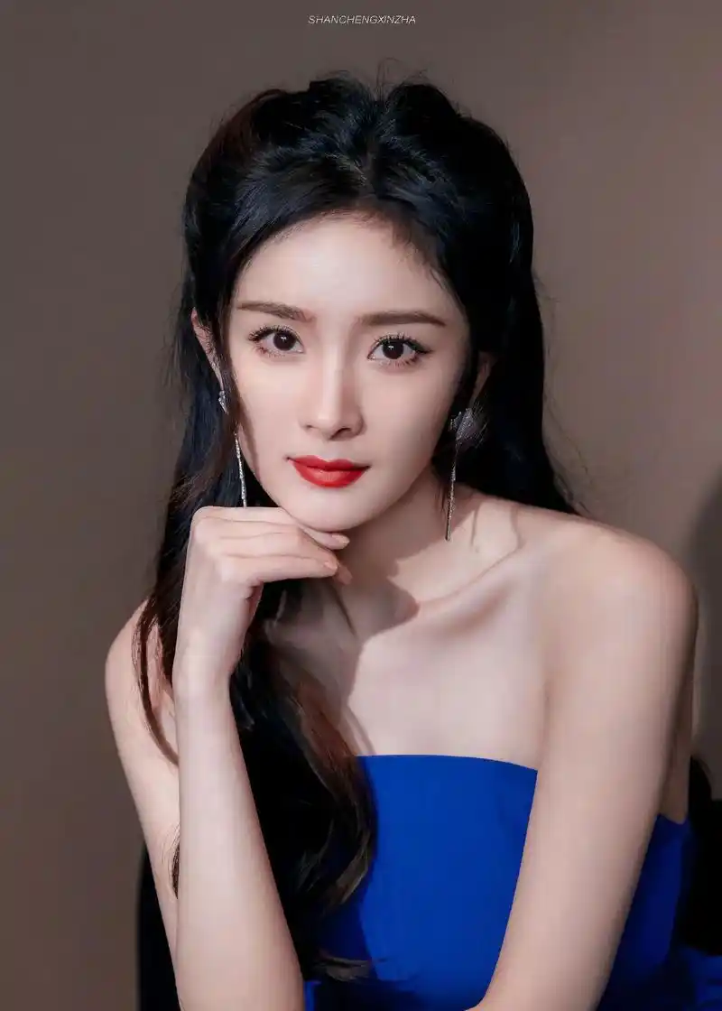 杨幂 蓝色大概是最温柔的颜色吧,大海的深沉,天空的包容,还 - 抖音