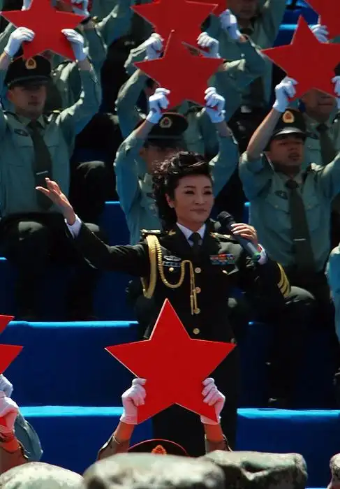 军歌声声演唱会圆满成功官兵与李丹阳拉歌