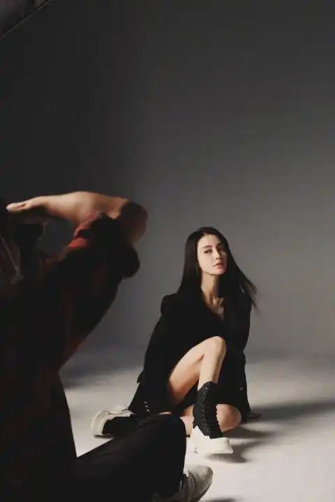 angelababy最新花絮照曝光 全黑look大展时尚表现力