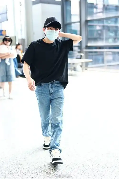 2023年7月14日,上海,周深现身虹桥机场,黑t牛仔裤,简约清新.