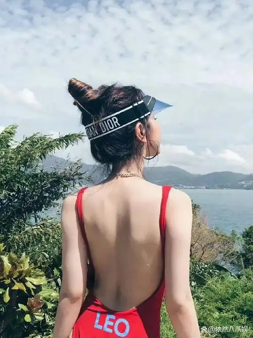 这组照片不仅展现了邓紫棋的绝美身材和优雅气质,也让人感受到了她