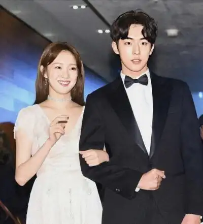 南柱赫李圣经的手