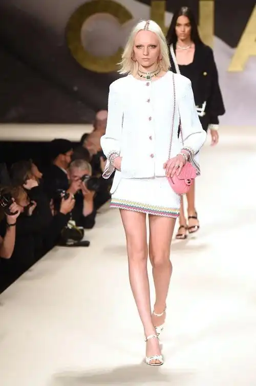 外代二线巴黎时装周香奈儿品牌时装秀2