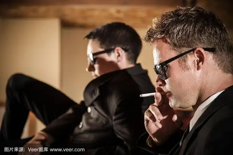 穿着黑西装在酒吧抽烟的酷男人.朋友