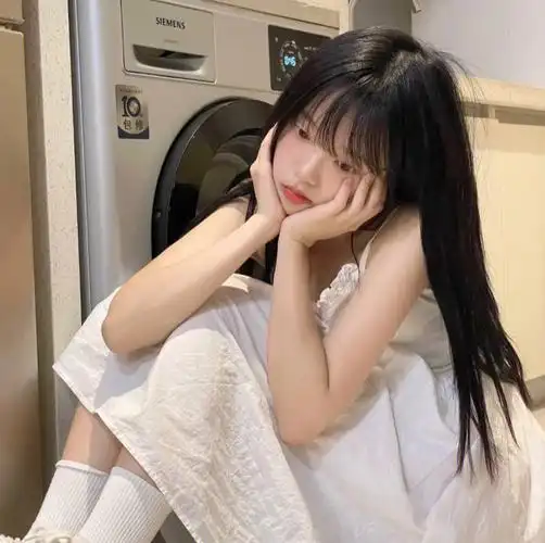 白色女头像礼貌拿图