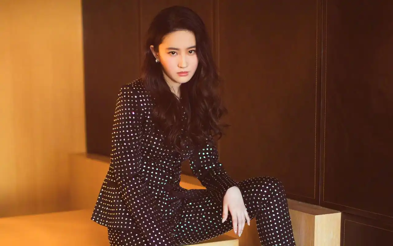 刘亦菲镶钻西装性感帅气写真高清壁纸