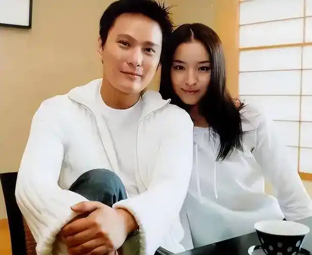 张信哲商演太丢面,与富婆牵手唱歌举止暧昧,出场费竟高达130万_少女