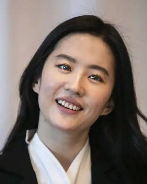 刘亦菲晒素颜自拍状态好,盘腿化妆身材纤细,疑似回应身体发福像大妈