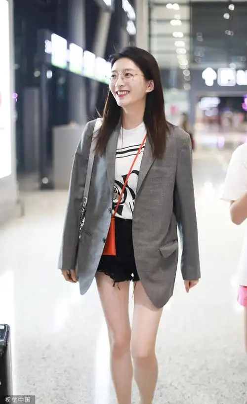 江疏影现身机场身穿灰色西装外套搭配热裤高调秀"露腿杀",背俩包包潮