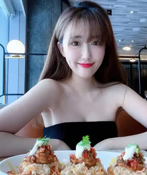 "人大女神"康逸琨结婚啦,穿婚纱唯美有气质,与老公好般配