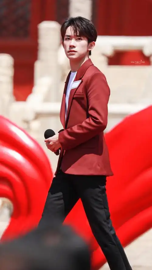 一身红色西装清朗俊秀|易烊千玺|红色|晚会_新浪网