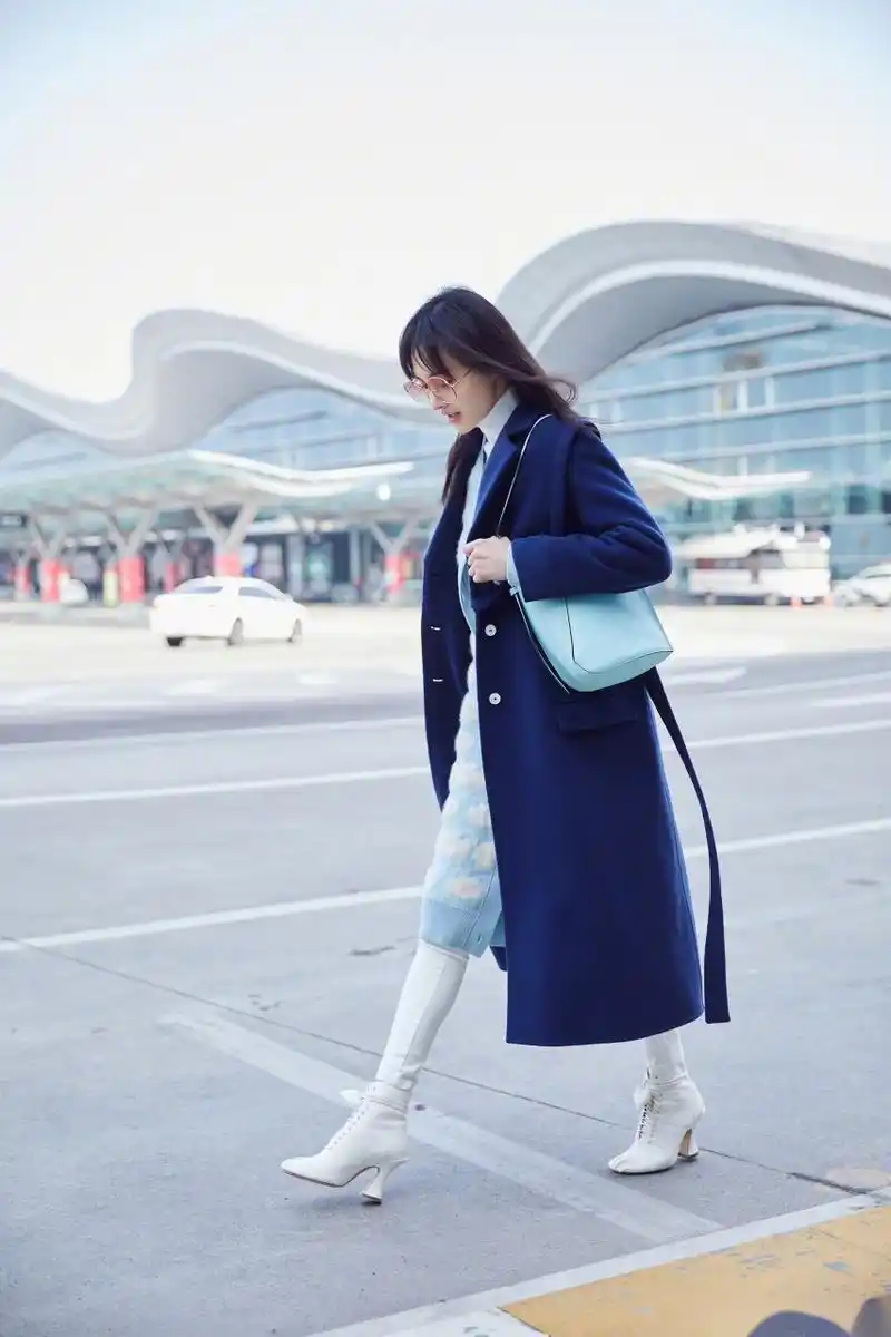 郑爽机场造型# 郑爽最新街拍,蓝色系小爽