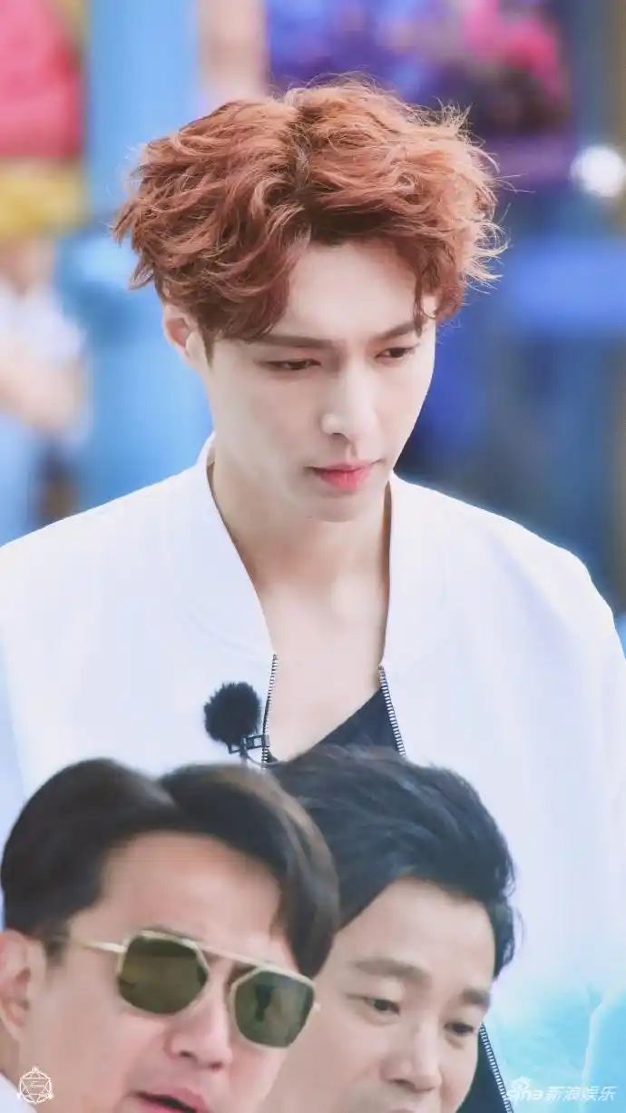 张艺兴解锁新发型红色卷发似小绵羊