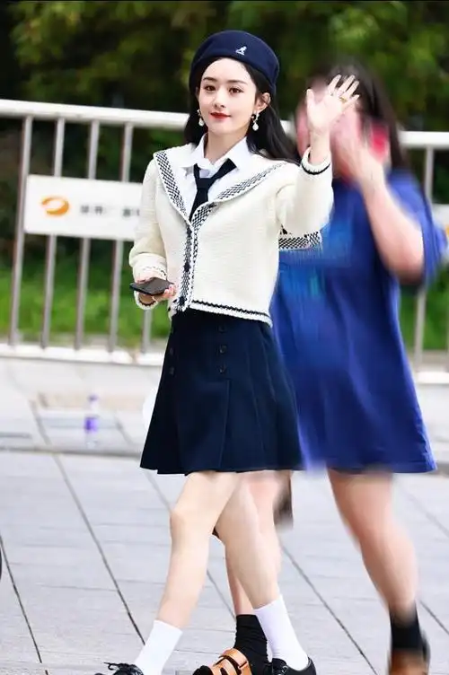 赵丽颖脸型太有优势校园风穿搭丝毫不突兀一点不像孩子妈