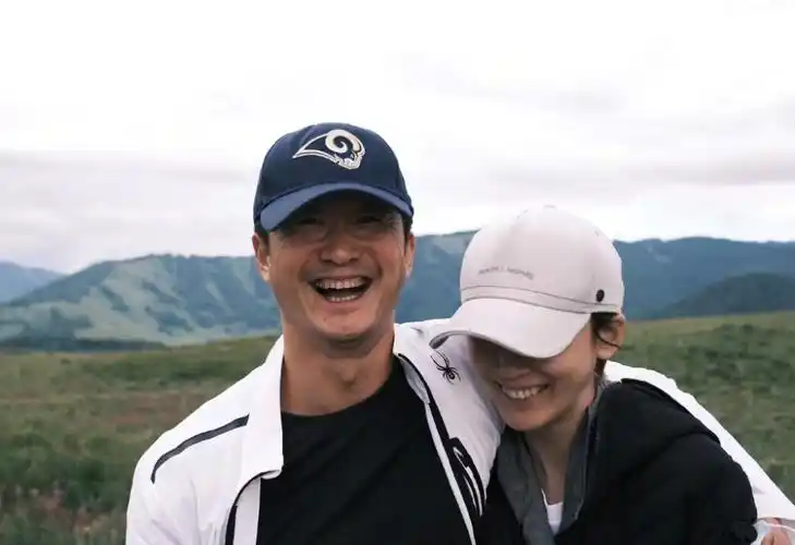 吴京谢楠特种兵式带娃旅游 俩人累得坐地上相互依偎休息_莞讯网