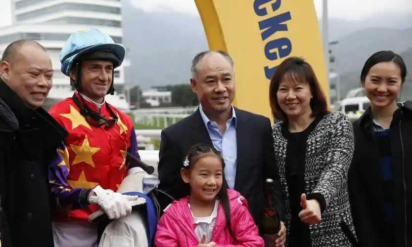 李宁虽然老的有点快,但妻子的颜值仍然不见老,不仅有气质还优雅