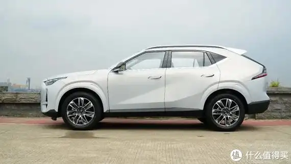 10万的家用suv ,4.7米大5座,177马力,8个气囊,值不值?-新浪汽车