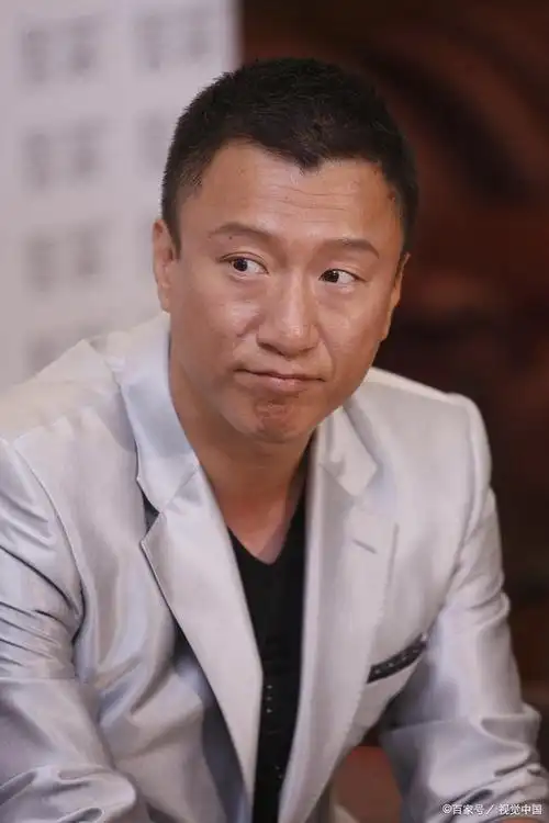 的穿搭图片孙红雷哈尔滨啤酒广告孙红雷发型叫什么咋剪孙红雷近照