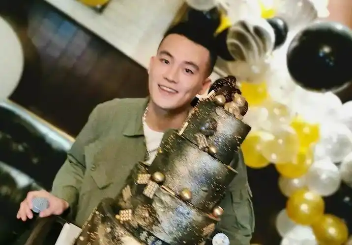 原创欧豪一家三口过生日谁注意到桌上的饭菜家庭条件好坏很明显