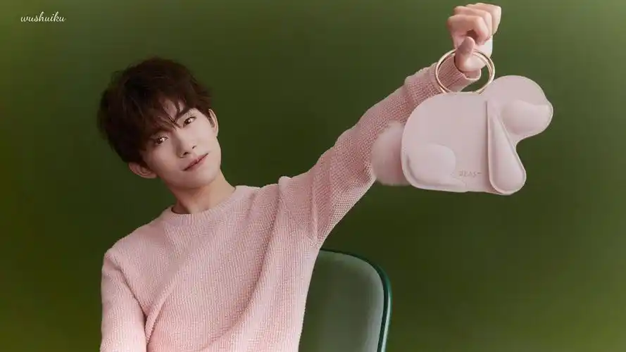 有没有易烊千玺高清横屏的图我要做成笔记本键盘贴急用