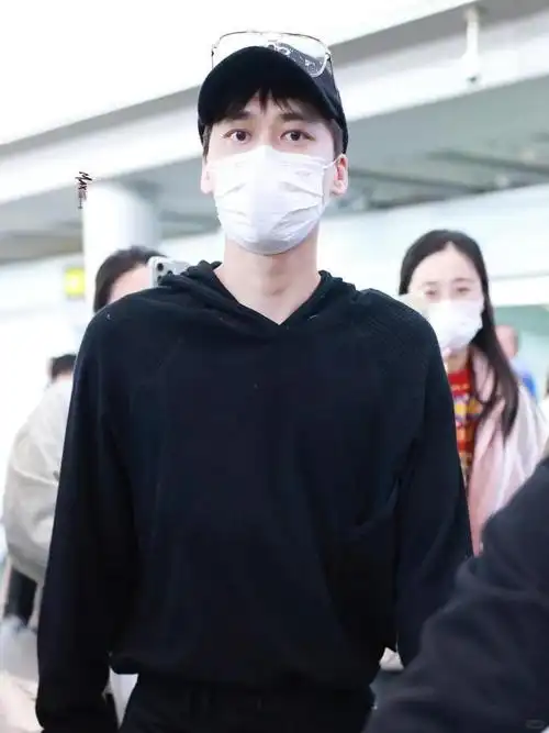 36岁李易峰日本回国素颜黑眼圈明显反差大眼神呆滞全程冷漠