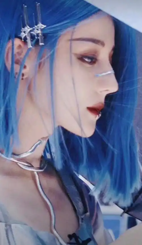 第一次看到巴巴蓝色头发～真的太适合了我的天,蓝发和迪丽热巴的适配