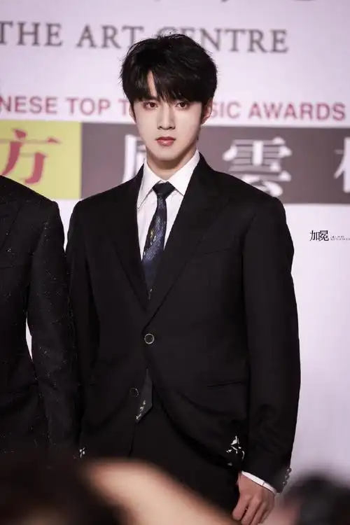 时代少年团红毯黑西装造型##时代少年团的签名