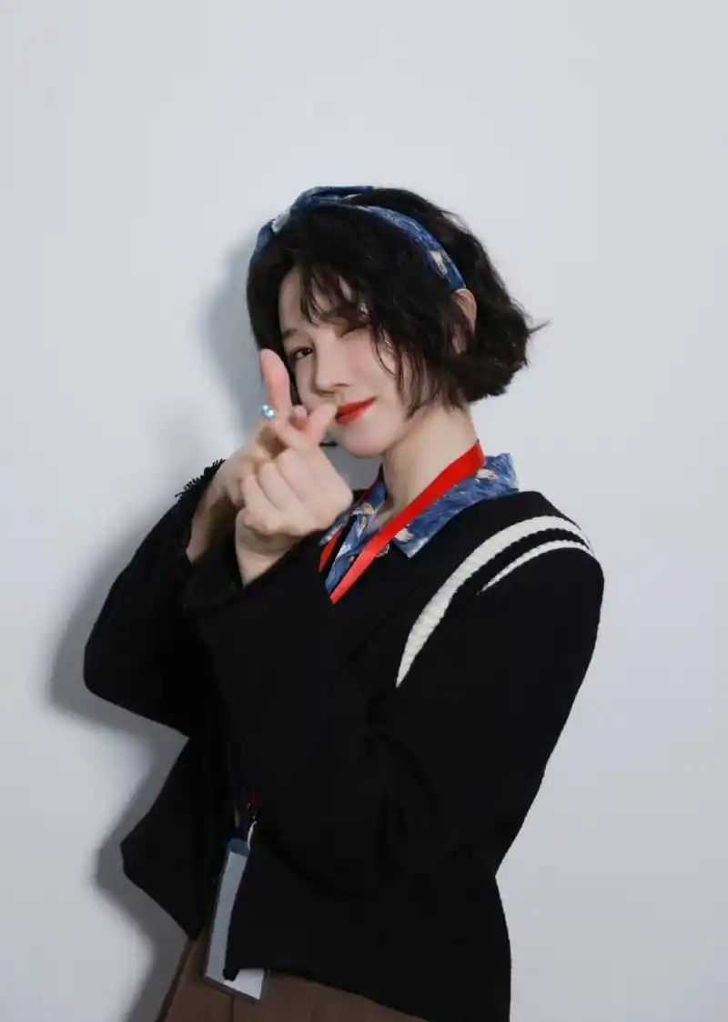 陈小纭参加《薄冰》宣传活动,短发精致似洋娃娃.