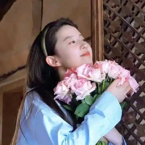 刘亦菲捧花头像出圈颜值没有尴尬期出道20多年颜值依旧在巅峰