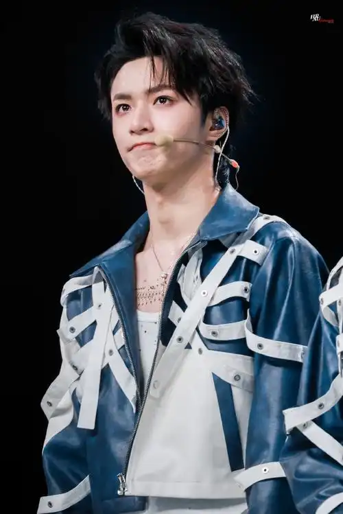 今日星拍放送##刘耀文一对一教粉丝手势舞##刘耀文倔强的小男孩