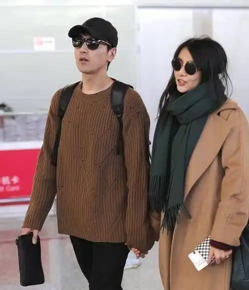 赵又廷探班高圆圆,两人在片场角落四手交缠聊天,卿卿我我太甜了_工作