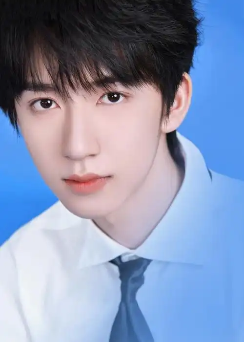 穿上校服定格青春~#贺峻霖 十八长翎破青空#@时代少年团-贺峻霖