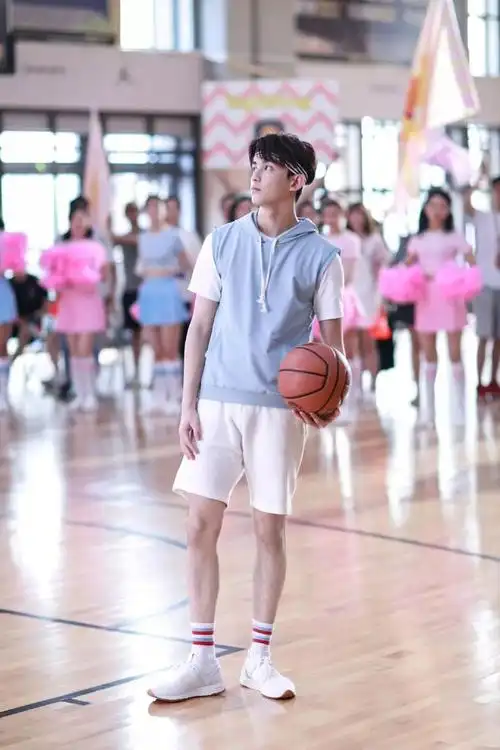 吴磊弟弟真的长大了他上综艺吊威亚瞬间尴尬了