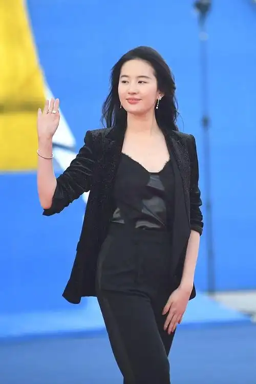 刘亦菲美得太高级穿西装搭小背心波浪卷太有女人味气场太飒了