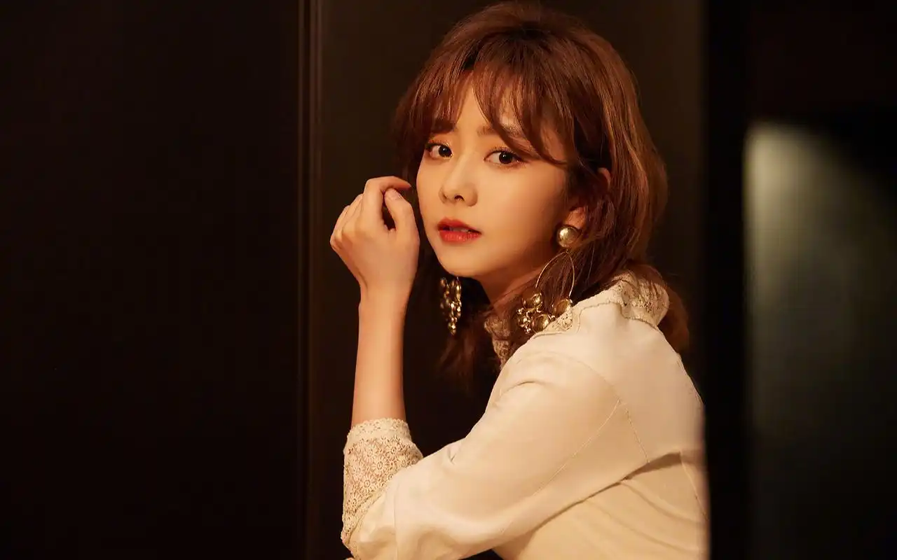 谭松韵时髦优雅高清桌面壁纸