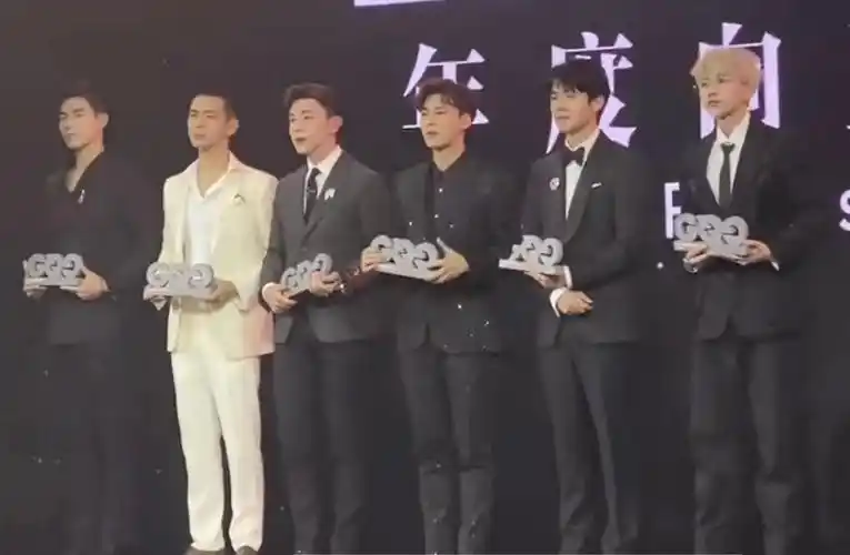 当红男星帅气合影,陈飞宇太高,李易峰,邓伦,李现差不多高_手机搜狐网