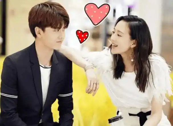 任嘉伦被张钧甯壁咚本能反应很抗拒但谁注意他手放在哪