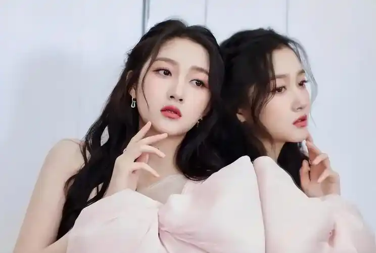 正是因为这个动作,很多网友觉得关晓彤可能是怀孕了,正常人走路一般是