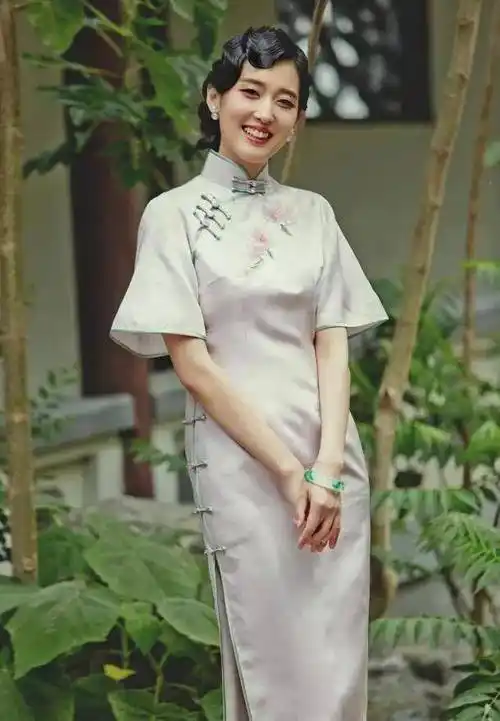 盘点当红女明星旗袍照片,景甜,迪丽热巴,关晓彤都输给了毛俊杰_造型